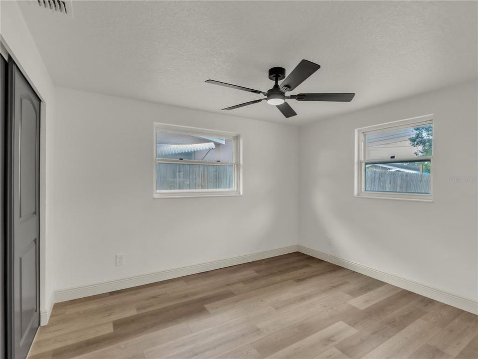 合同活跃: $429,900 (4 贝兹, 2 浴室, 1423 平方英尺)