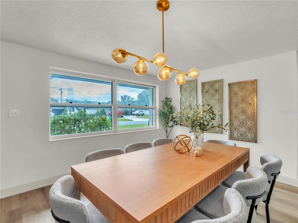 合同活跃: $429,900 (4 贝兹, 2 浴室, 1423 平方英尺)