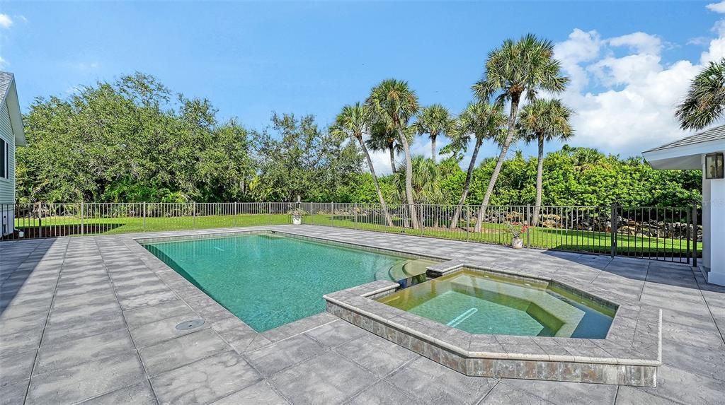 Active With Contract: $924,995 (3 beds, 2 baths, 2018 Square Feet)