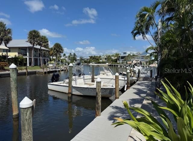 Active With Contract: $924,995 (3 beds, 2 baths, 2018 Square Feet)