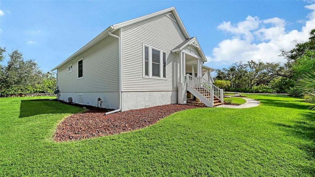 Active With Contract: $924,995 (3 beds, 2 baths, 2018 Square Feet)