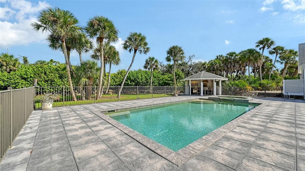 Active With Contract: $924,995 (3 beds, 2 baths, 2018 Square Feet)