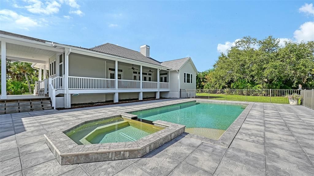 Active With Contract: $924,995 (3 beds, 2 baths, 2018 Square Feet)