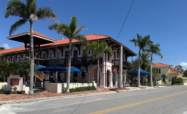 Active With Contract: $924,995 (3 beds, 2 baths, 2018 Square Feet)