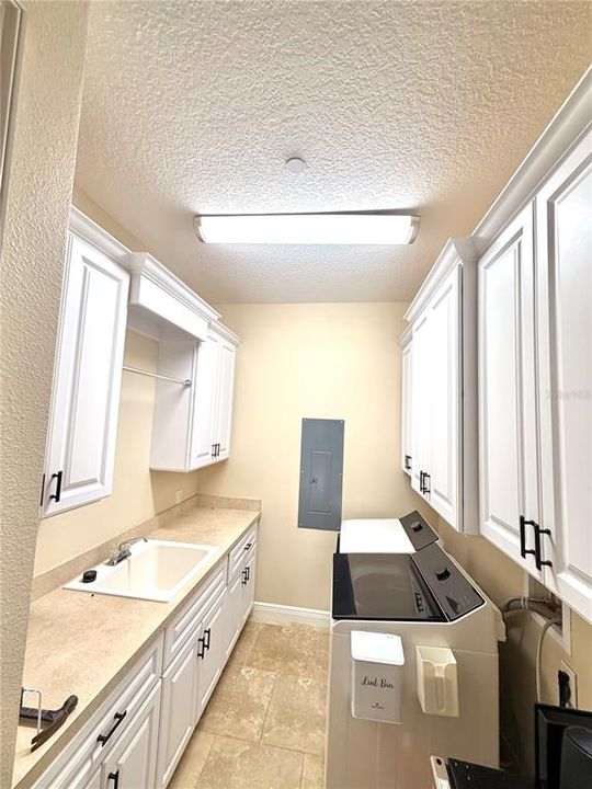 Active With Contract: $1,129,000 (3 beds, 3 baths, 2615 Square Feet)