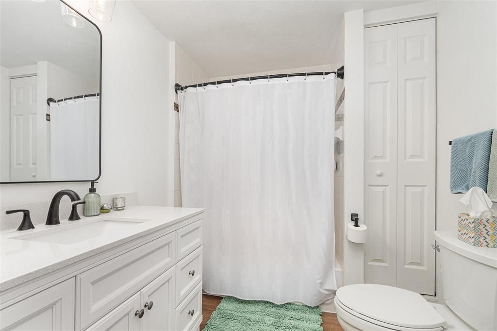 合同活跃: $239,900 (2 贝兹, 2 浴室, 1028 平方英尺)