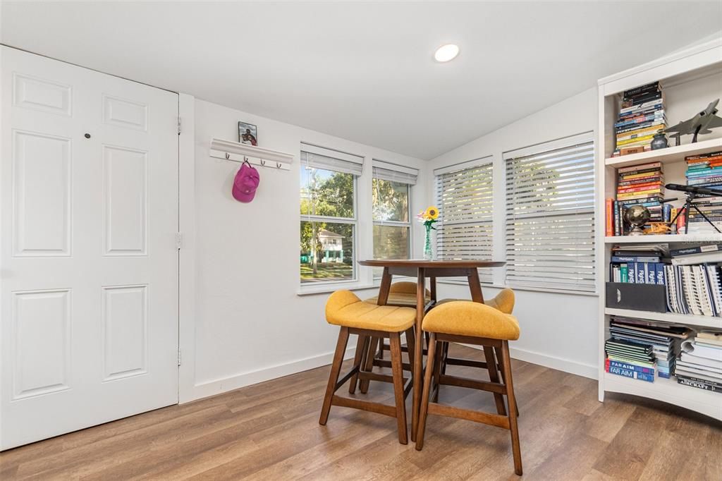 合同活跃: $239,900 (2 贝兹, 2 浴室, 1028 平方英尺)