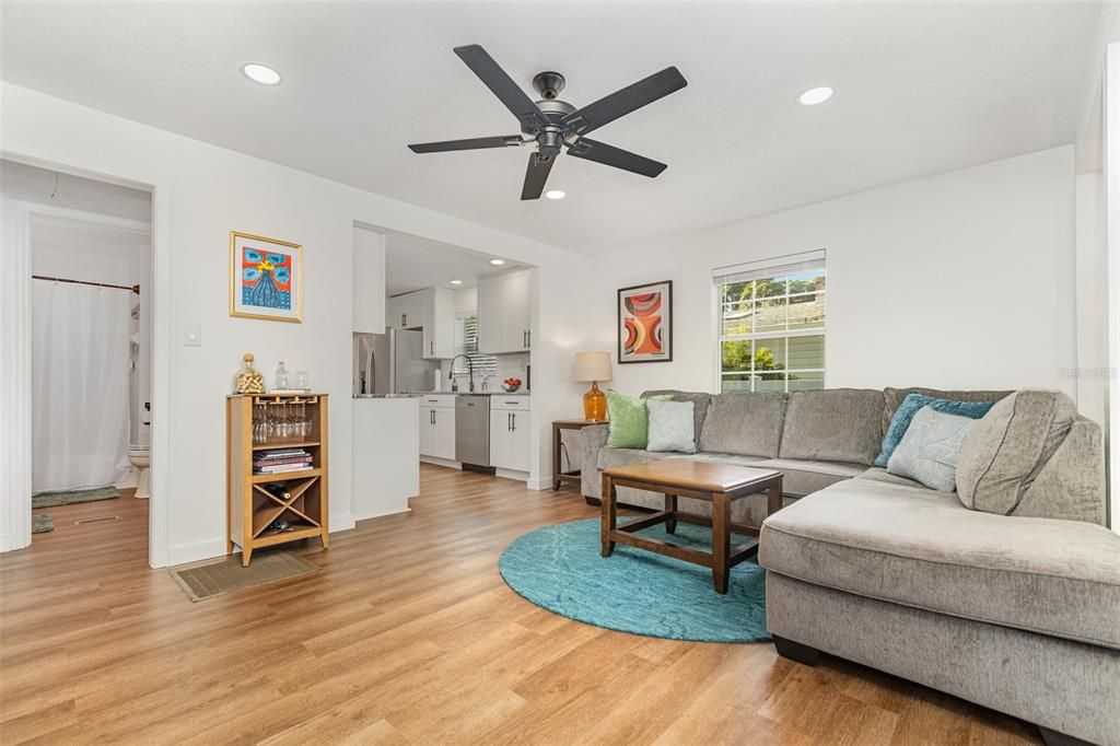 合同活跃: $239,900 (2 贝兹, 2 浴室, 1028 平方英尺)