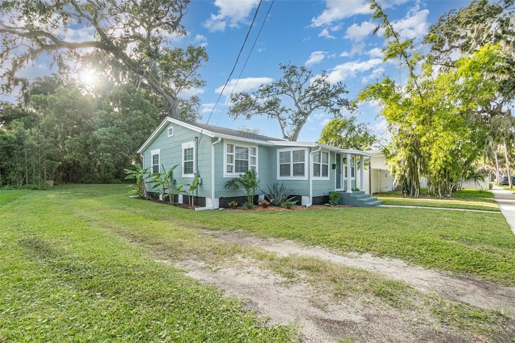 合同活跃: $239,900 (2 贝兹, 2 浴室, 1028 平方英尺)