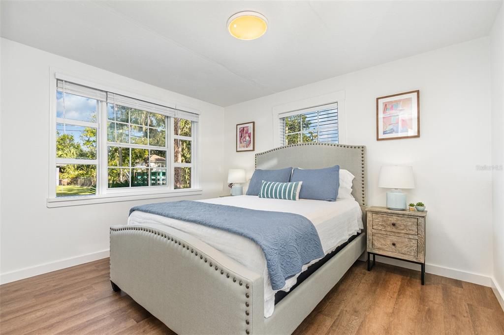 合同活跃: $239,900 (2 贝兹, 2 浴室, 1028 平方英尺)