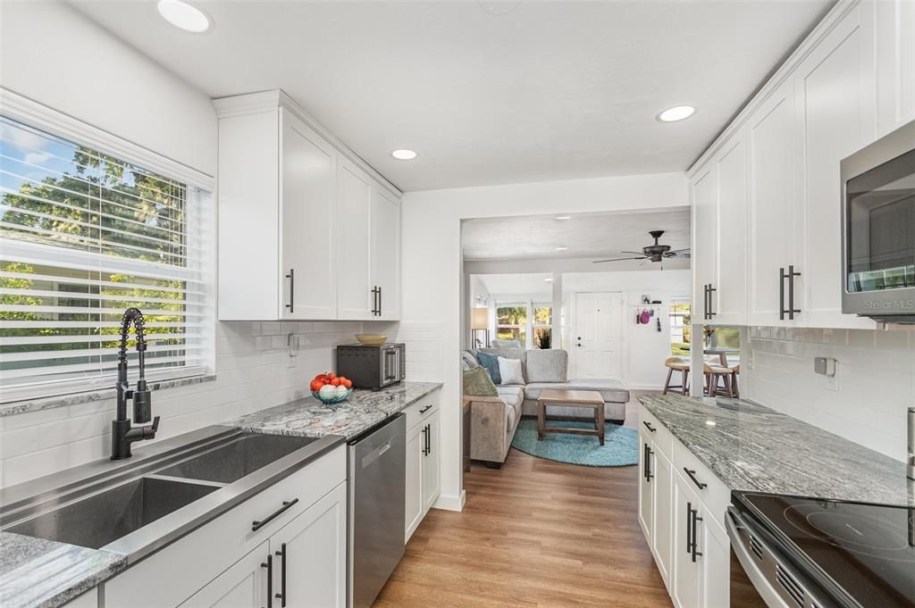 合同活跃: $239,900 (2 贝兹, 2 浴室, 1028 平方英尺)