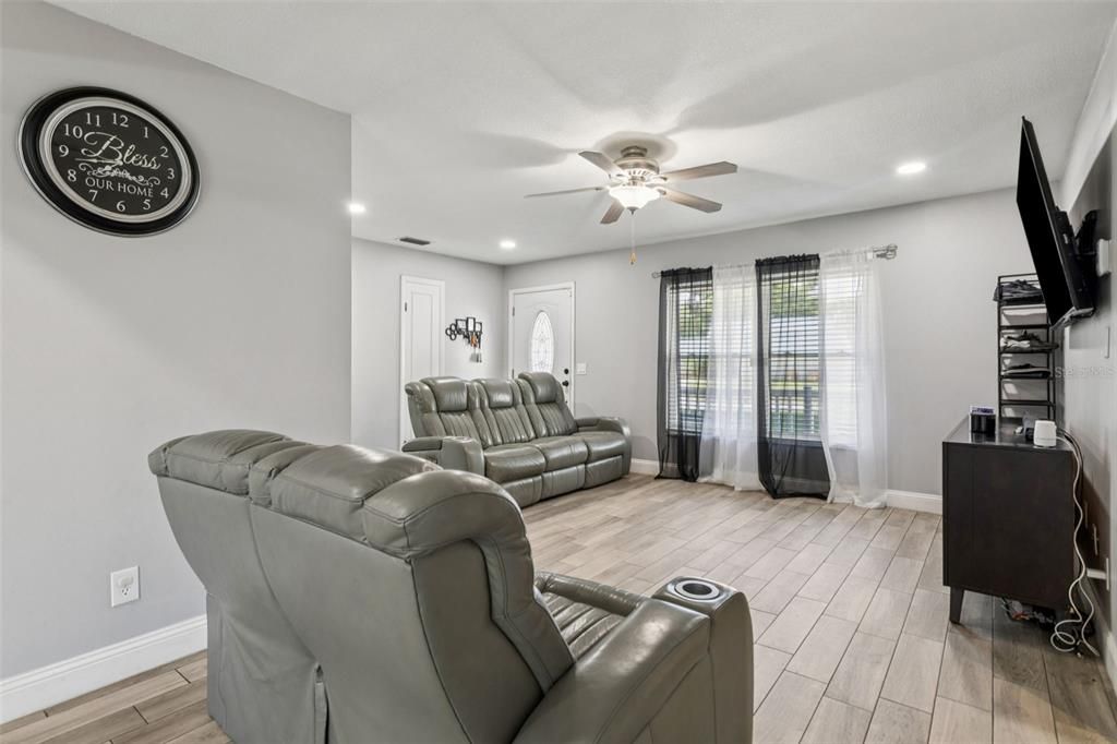 Под контрактом: $395,000 (3 спален, 3 ванн, 1268 Квадратных фут)