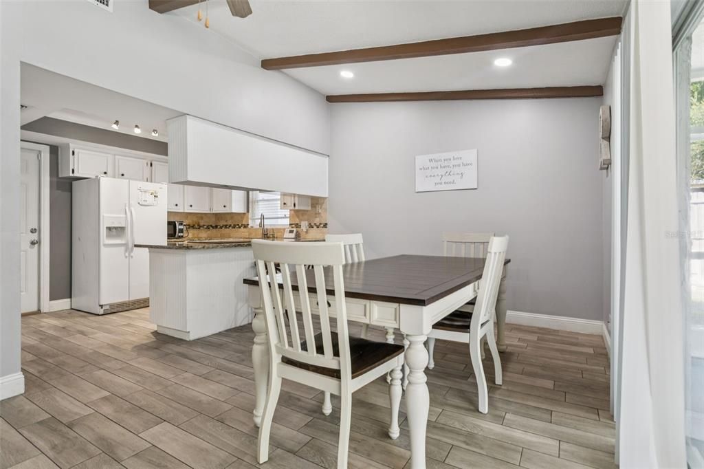 Под контрактом: $395,000 (3 спален, 3 ванн, 1268 Квадратных фут)