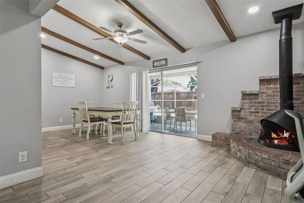 Под контрактом: $395,000 (3 спален, 3 ванн, 1268 Квадратных фут)