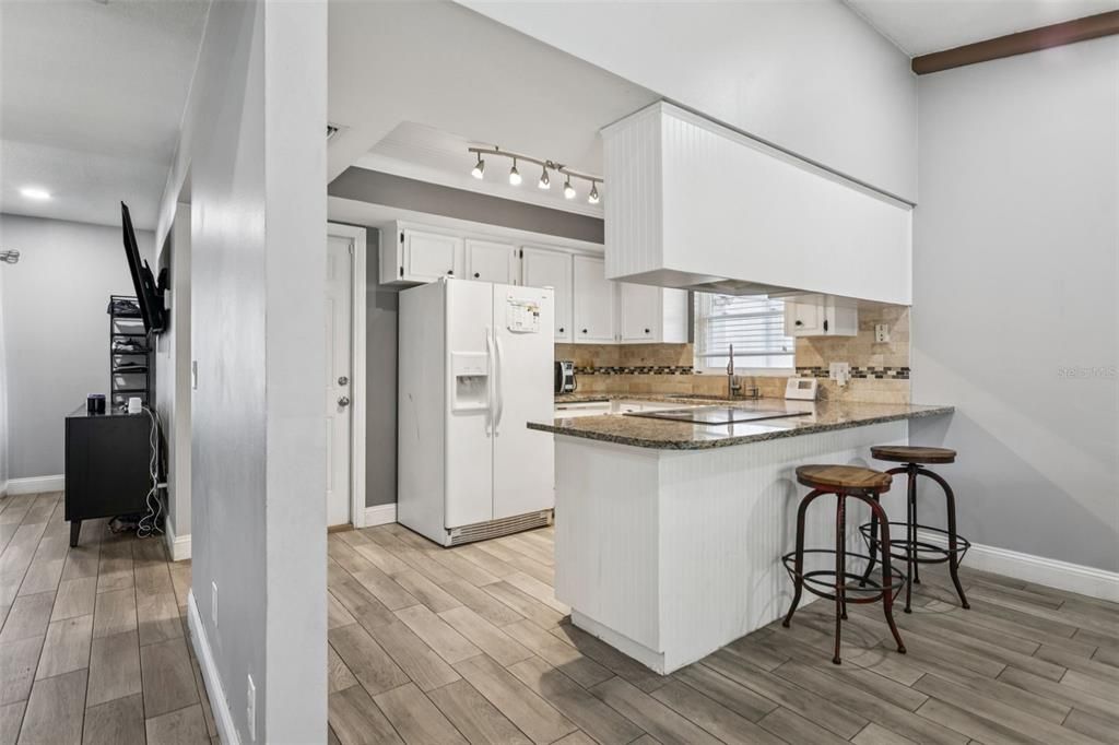 Под контрактом: $395,000 (3 спален, 3 ванн, 1268 Квадратных фут)