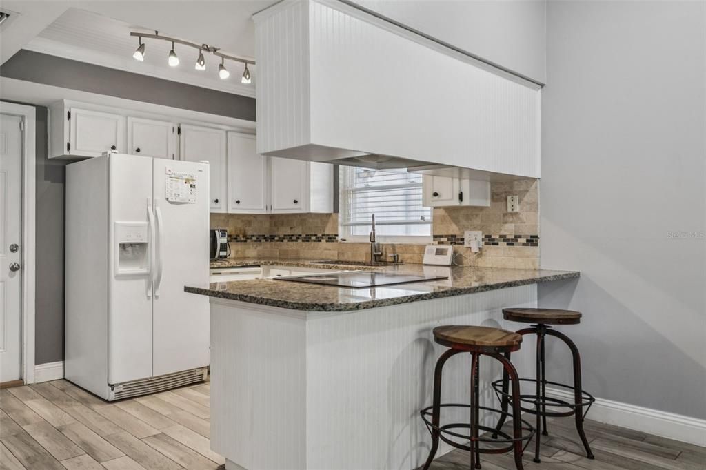 Под контрактом: $395,000 (3 спален, 3 ванн, 1268 Квадратных фут)