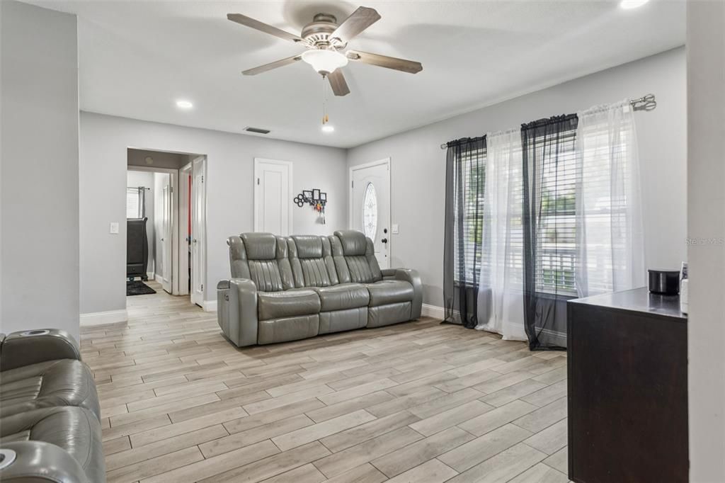 Под контрактом: $395,000 (3 спален, 3 ванн, 1268 Квадратных фут)