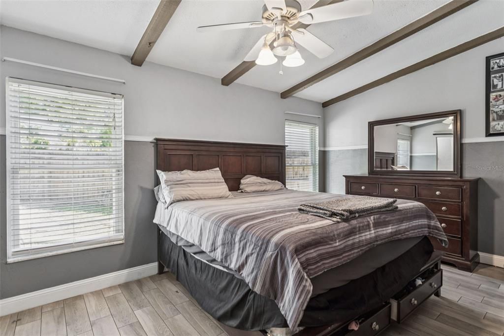 Под контрактом: $395,000 (3 спален, 3 ванн, 1268 Квадратных фут)