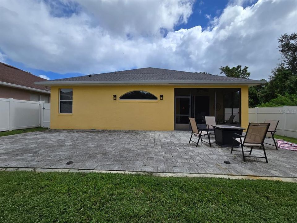 合同活跃: $515,000 (4 贝兹, 3 浴室, 2117 平方英尺)