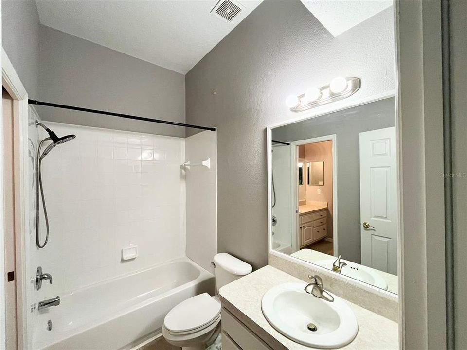 For Sale: $240,000 (2 beds, 1 baths, 1272 Square Feet)