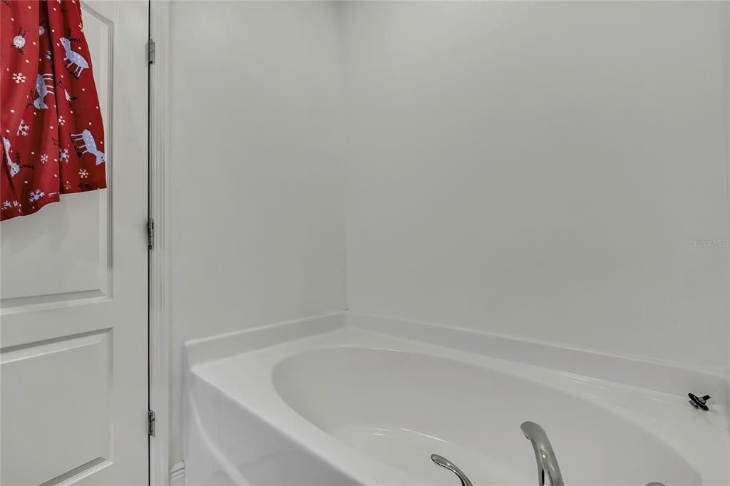 For Sale: $355,000 (4 beds, 2 baths, 1988 Square Feet)