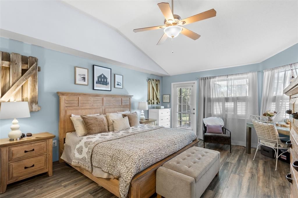 Под контрактом: $860,000 (4 спален, 3 ванн, 2811 Квадратных фут)