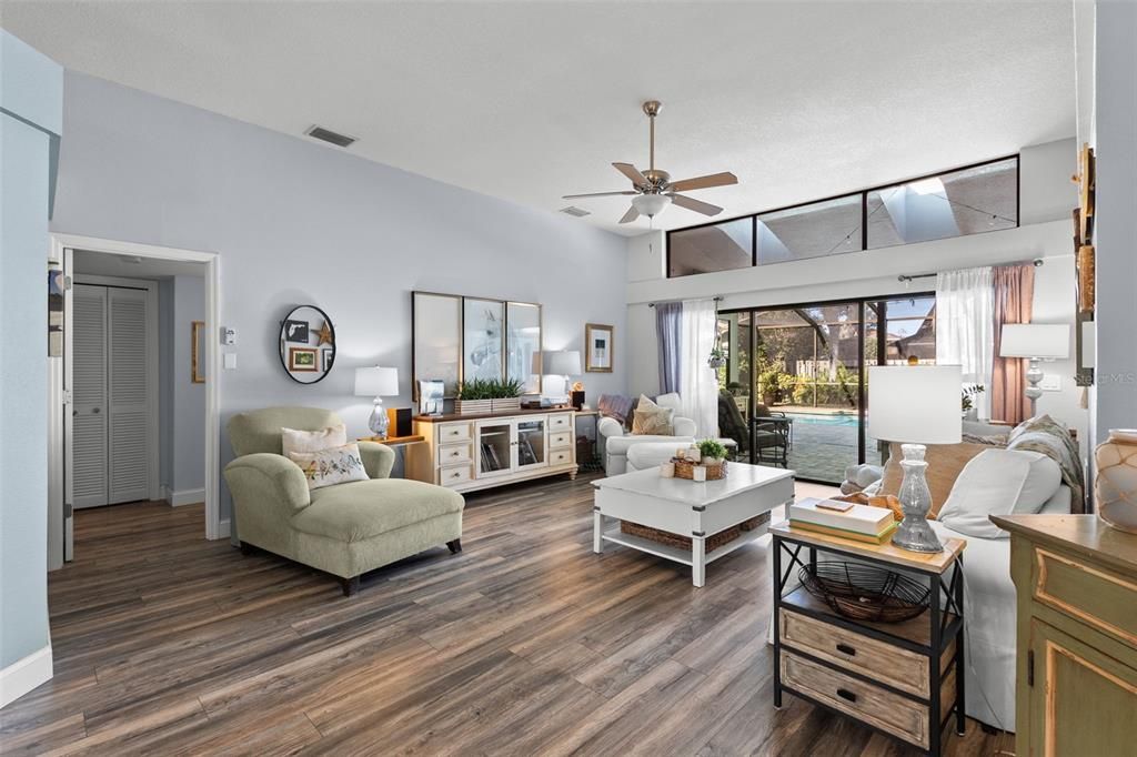 Под контрактом: $860,000 (4 спален, 3 ванн, 2811 Квадратных фут)