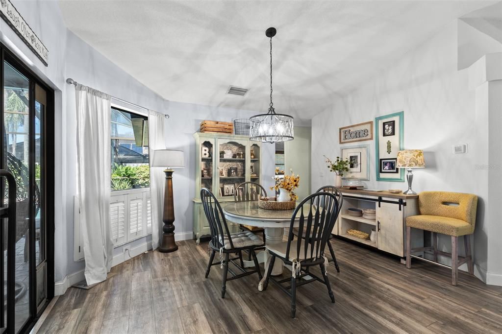 Под контрактом: $860,000 (4 спален, 3 ванн, 2811 Квадратных фут)