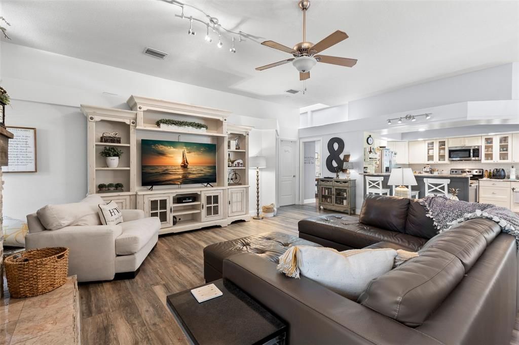 Под контрактом: $860,000 (4 спален, 3 ванн, 2811 Квадратных фут)