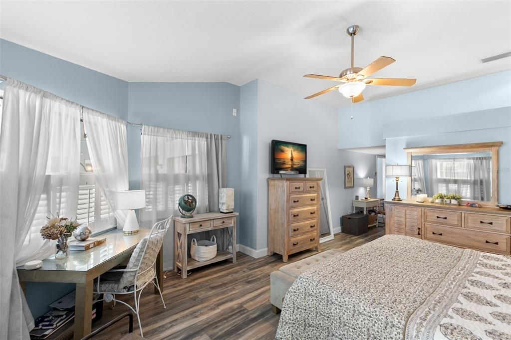 Под контрактом: $860,000 (4 спален, 3 ванн, 2811 Квадратных фут)