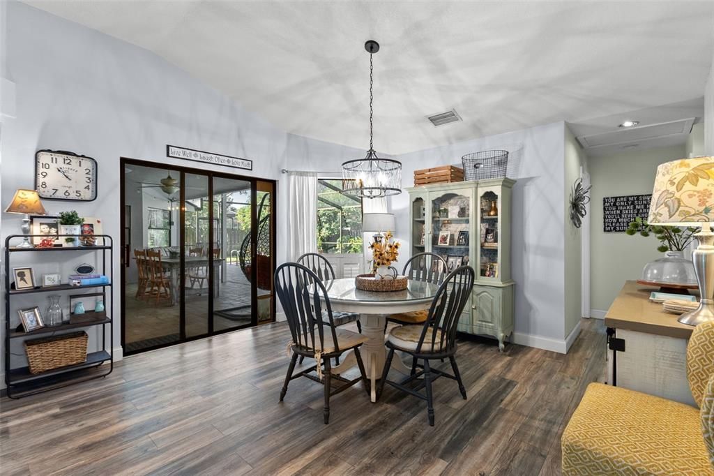 Под контрактом: $860,000 (4 спален, 3 ванн, 2811 Квадратных фут)