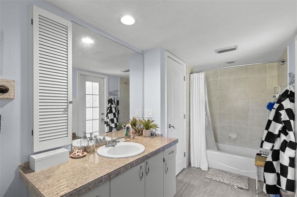 Под контрактом: $860,000 (4 спален, 3 ванн, 2811 Квадратных фут)