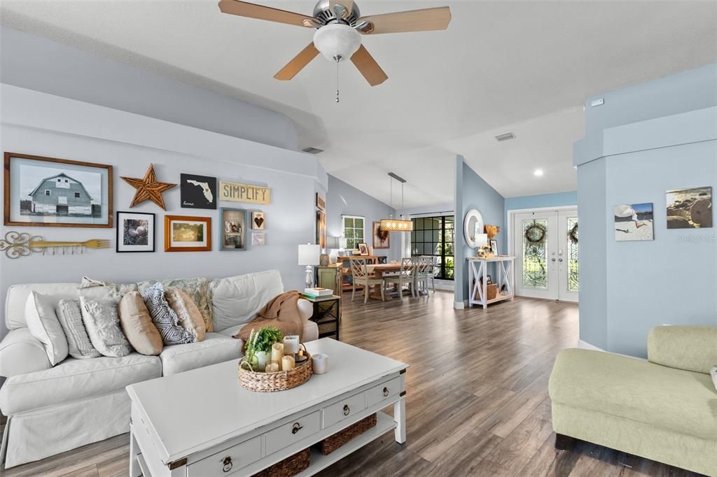 Под контрактом: $860,000 (4 спален, 3 ванн, 2811 Квадратных фут)