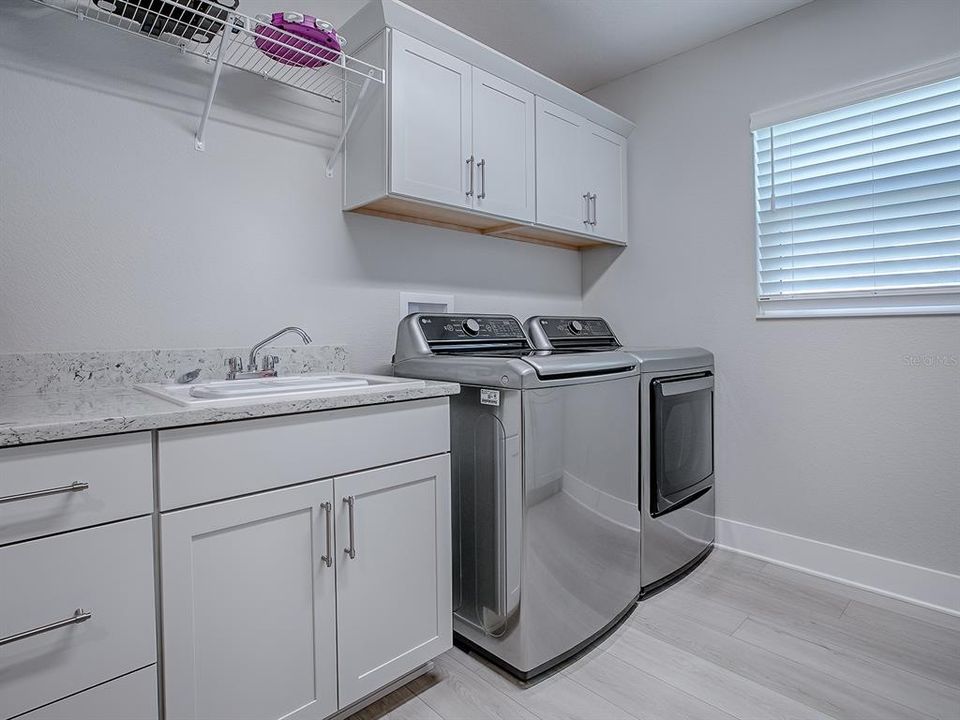 En Venta: $905,900 (3 camas, 2 baños, 2335 Pies cuadrados)