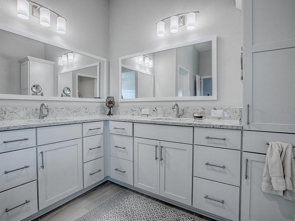 En Venta: $905,900 (3 camas, 2 baños, 2335 Pies cuadrados)