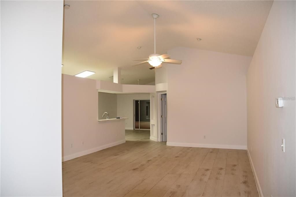 合同活跃: $3,000 (3 贝兹, 2 浴室, 1600 平方英尺)