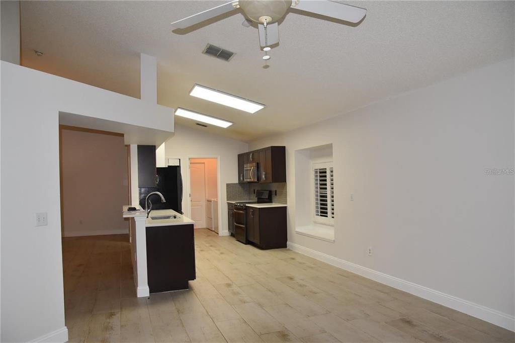 合同活跃: $3,000 (3 贝兹, 2 浴室, 1600 平方英尺)