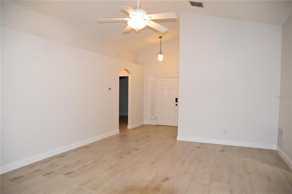 合同活跃: $3,000 (3 贝兹, 2 浴室, 1600 平方英尺)