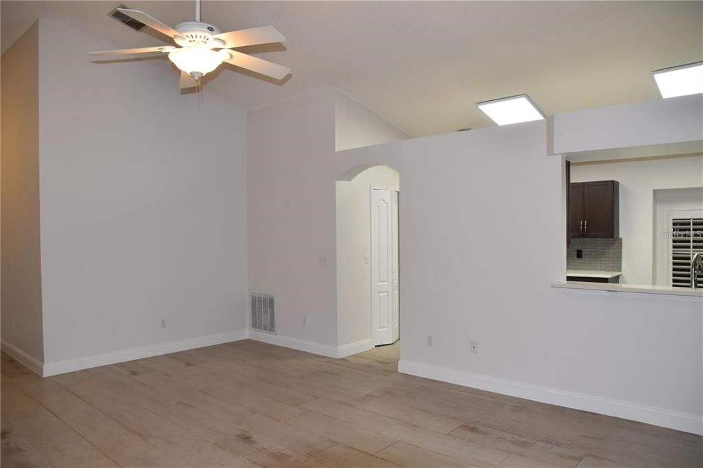 合同活跃: $3,000 (3 贝兹, 2 浴室, 1600 平方英尺)