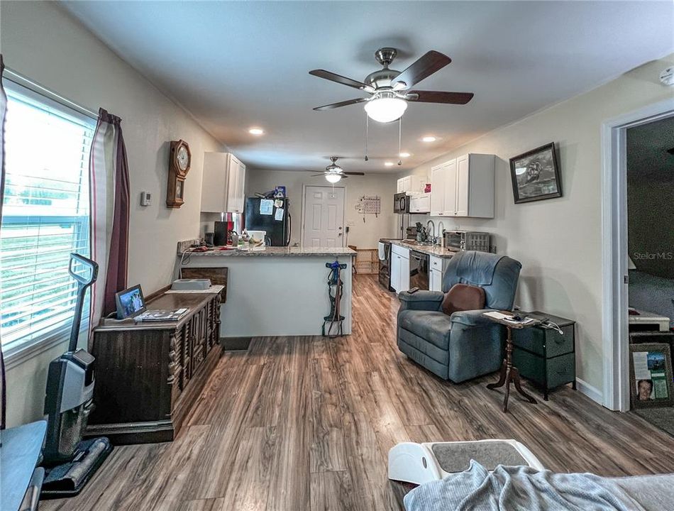 待售: $219,900 (2 贝兹, 1 浴室, 800 平方英尺)