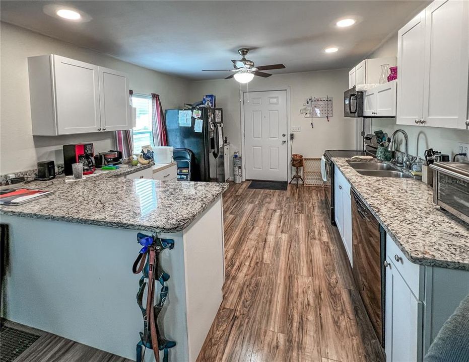 待售: $219,900 (2 贝兹, 1 浴室, 800 平方英尺)