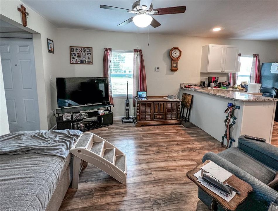 待售: $219,900 (2 贝兹, 1 浴室, 800 平方英尺)