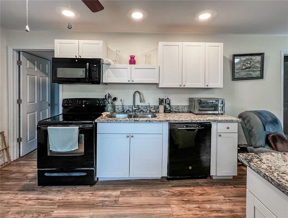 待售: $219,900 (2 贝兹, 1 浴室, 800 平方英尺)