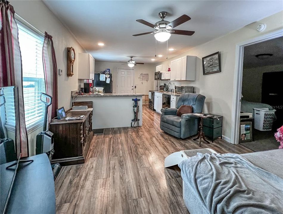 待售: $219,900 (2 贝兹, 1 浴室, 800 平方英尺)