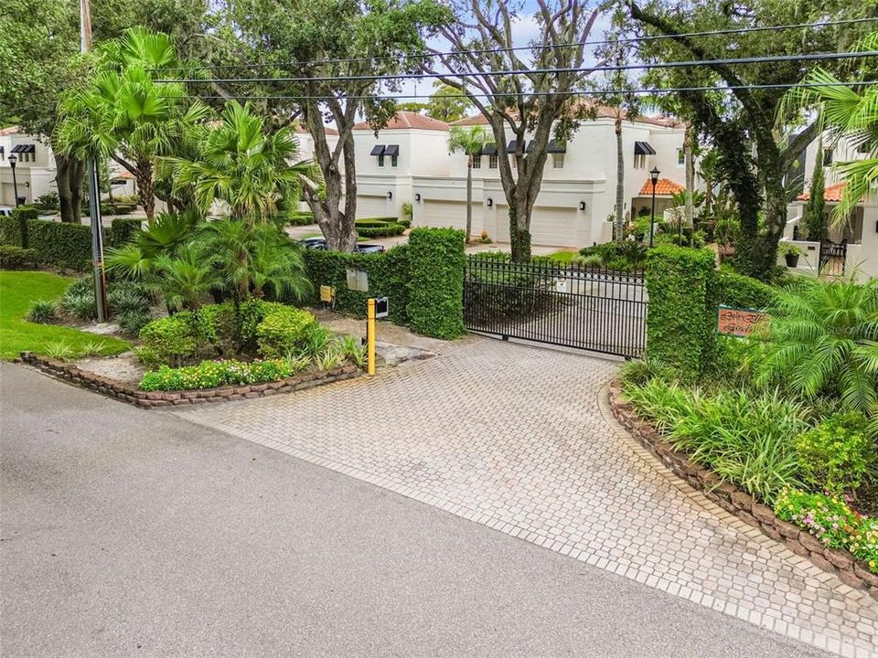 合同活跃: $849,990 (3 贝兹, 3 浴室, 2636 平方英尺)