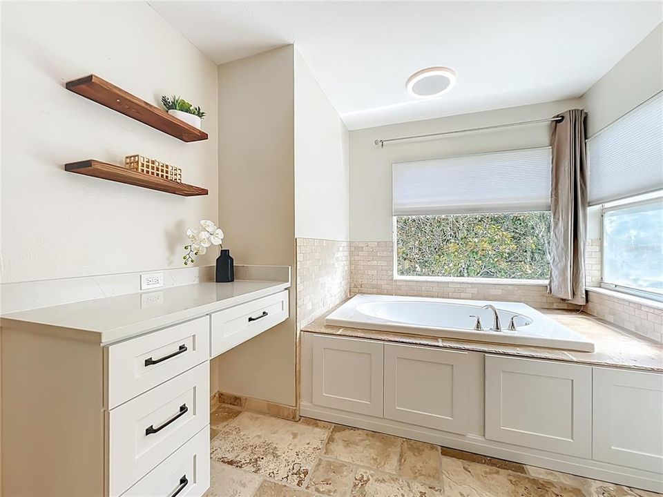 合同活跃: $625,000 (5 贝兹, 3 浴室, 3322 平方英尺)