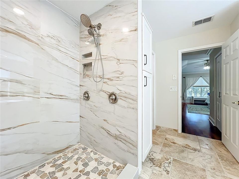 合同活跃: $625,000 (5 贝兹, 3 浴室, 3322 平方英尺)