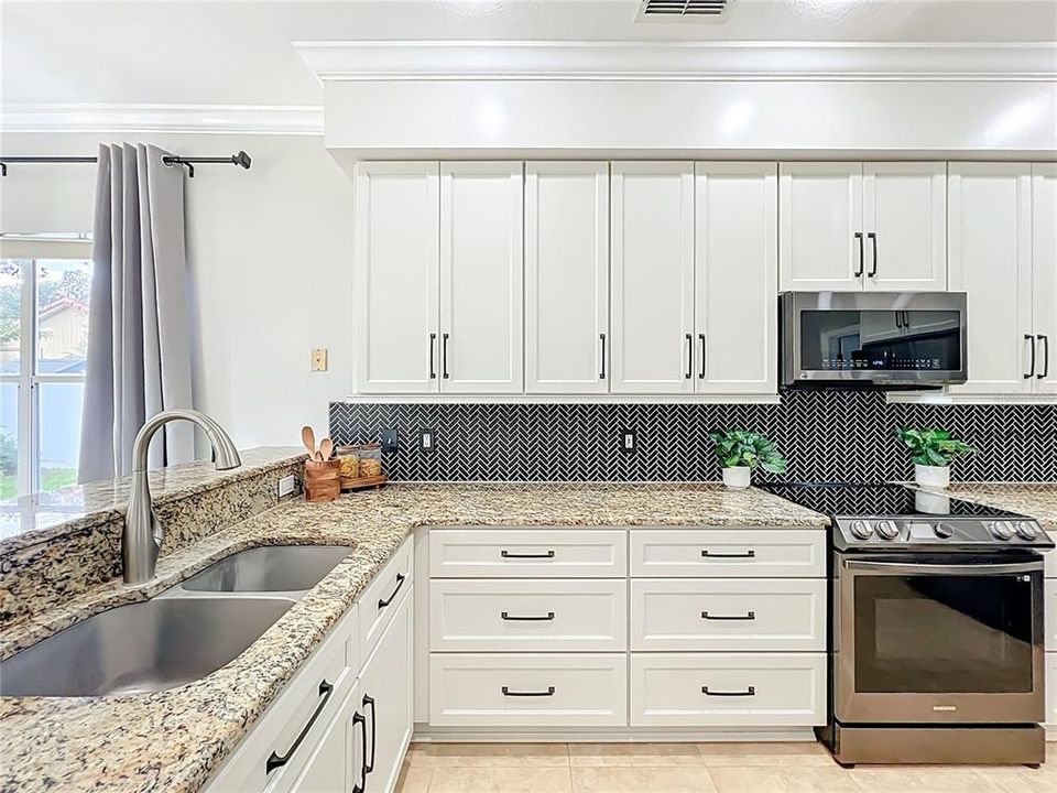 合同活跃: $625,000 (5 贝兹, 3 浴室, 3322 平方英尺)