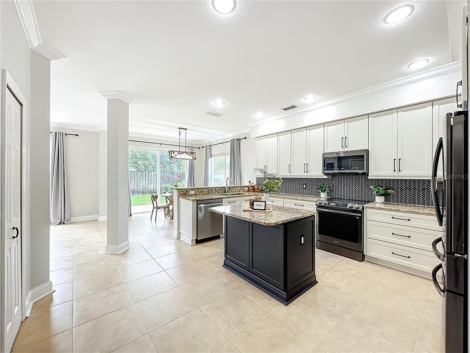 合同活跃: $625,000 (5 贝兹, 3 浴室, 3322 平方英尺)