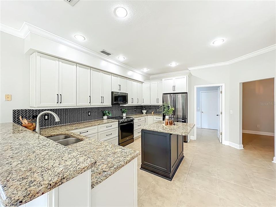 合同活跃: $625,000 (5 贝兹, 3 浴室, 3322 平方英尺)